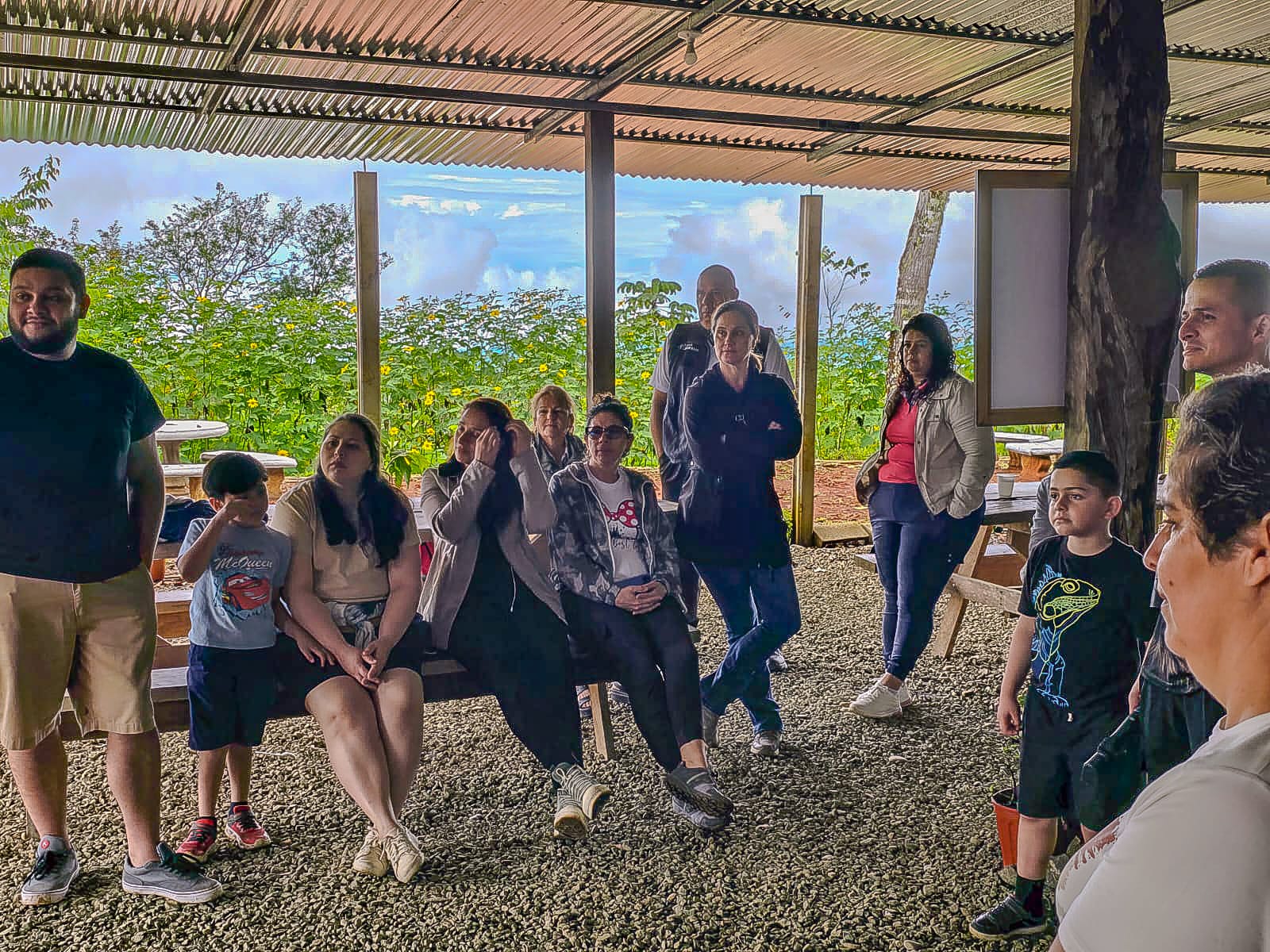 Grupo en la charla de Bio Farms