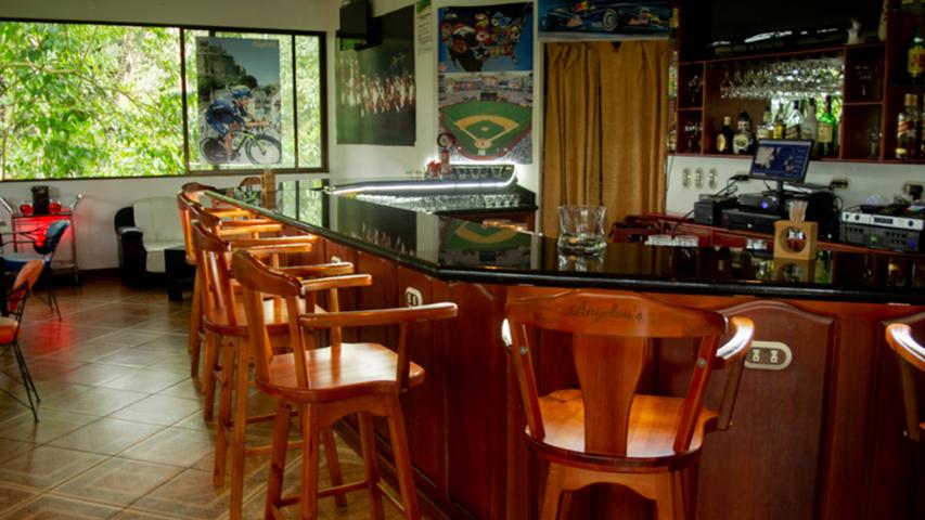 Cancha sintética y Sport Bar El Bosque